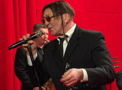 Молодится ради юной невесты: Лепс с косичкой на голове и серьгой в ухе шокировал публику