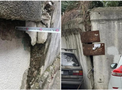 Оползень добрался до лестницы по улице Тимирязева в Сочи