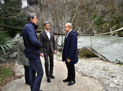 Маршрут продлили, мост отремонтируют: после многочисленных возмущений власти Сочи начали решать проблему, где дети вынуждены рисковать жизнью, добираясь до школы