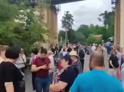 Десятки сочинцев устроили акцию протеста у пляжа  «Санта-Барбара», который теперь закрыт для них 