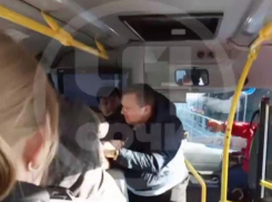 Драка между пассажирами произошла в автобусе в Сочи