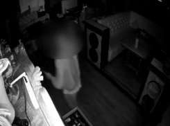 Деньги, ноутбуки и элитное игристое: приезжий из Москвы за одну ночь обокрал сразу несколько кафе в Сочи