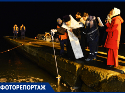 «Толпа проводит время на пляже»: как в Сочи прошли крещенские купания