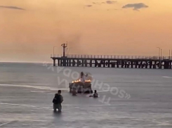 Компания людей подожгла диван прямо в море ради фотосессии в Сочи