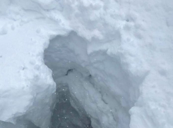 Лыжница провалилась в яму глубиной  два с половиной метра