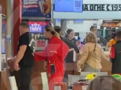 Неадекватная женщина устроила дебош в ресторане «Бургер Кинг» в Сочи