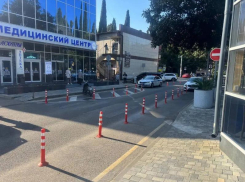  В Сочи сбили двухлетнюю девочку, вышедшую из-за припаркованной машины