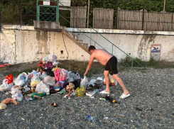  Благодаря туристам разрастаются мусорные кучи на диком пляже Сочи
