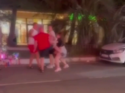 В Сочи отдыхающие на электрокарах избили девушку за замечание 