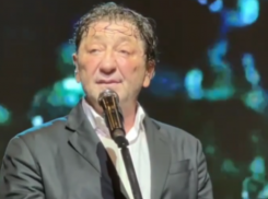 Григорий Лепс выпихнул со сцены ребенка, который хотел сделать фото