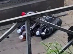 «Даже бомжи не пьют»: в Сочи массово выбрасывают домашний алкоголь после смертельных отравлений