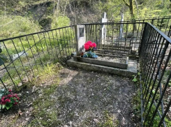 Могилы уплыли в сторону моря: в Сочи кладбище сползает в реку