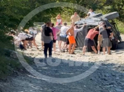 Переполненный туристами джип перевернулся в Сочи