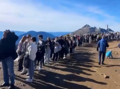 Огромные очереди на канатные дороги образовались в праздничные выходные в Сочи