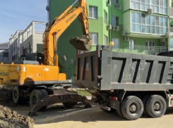 Последствия оползня начали устранять в ЖК «Министерские озера» Сочи