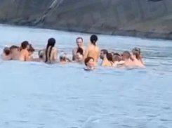 12 нудистов, устроивших массовый заплыв, доставили в отдел полиции Сочи