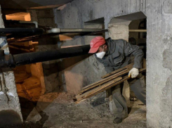 В Сочи готовят бомбоубежища, расчищая от хлама подвалы многоэтажек