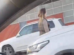 Лежала на асфальте, бросалась под машины и кричала: неадекватная женщина устроила дебош на трассе в Сочи