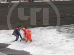 Шторм выбросил труп мужчины в Сочи