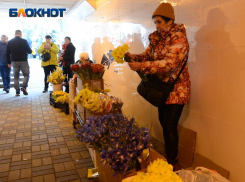 Уличных торговцев, продающих цветы и овощи, наказали в Сочи