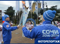 Погода не помешала принять «Эстафету Огня» в Центральном районе Сочи