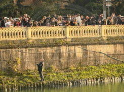 В Сочи задержали неадекватного мужчину, сидевшего на мосту с собакой