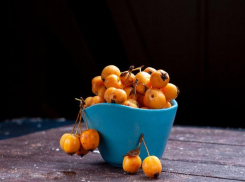 Местный бизнес: в Сочи дети продают туристам мушмулу по 300 рублей за порцию