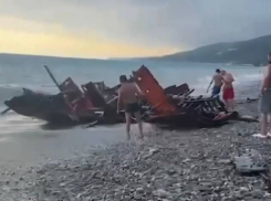 В Сочи на берег Чёрного моря выкинуло неопознанное судно