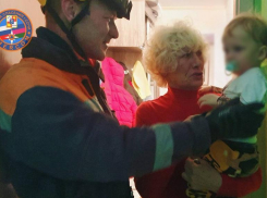 Спасатели Сочи пришли на помощь годовалому малышу, который закрылся один в квартире