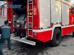 Человек погиб при пожаре в складских помещениях у моря в Сочи