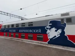 Книга с пророчествами и лагман в ресторане: как выглядит поезд в честь Жириновского, запущенный в Сочи