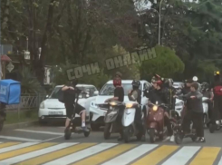 До первой аварии: жители Сочи жалуются на детей, гоняющих на питбайках по встречке и на красный свет