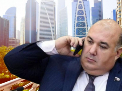 «Семья живет в Сочи в гараже для лодок»: проживающий в Дубае экс-депутат ГосДумы возмущен лишением служебной квартиры в Москве