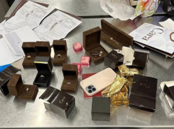 Россиянка пыталась незаконно провезти в Сочи украшения на 32 миллиона, спрятав их в носке и куртке