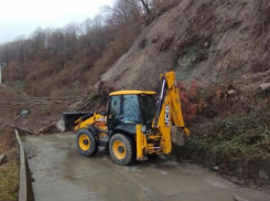 Оползень сошел на единственную дорогу в селе Сочи