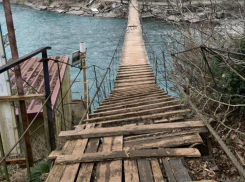 Автобус отменили, дороги нет: дети из Сочи вынуждены рисковать жизнью, добираясь до школы по разрушенному мосту