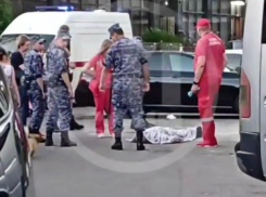 Мужчина умер около многоэтажного дома в Сочи