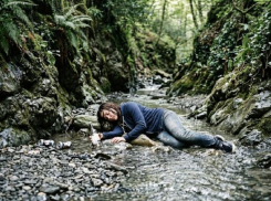 Спасатели Сочи накануне праздника достали из ручья пьяную женщину