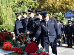 В знаковую дату сочинцы почтили память погибших при исполнении полицейских 