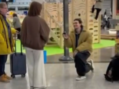 Парень сделал предложение девушке в аэропорту Сочи