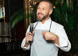 «Нам важно стать звездой»: шеф-повар из Сочи Илья Захаров объяснил, почему готовить — это мужское дело