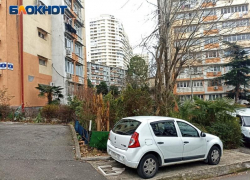 В Центральном районе Сочи многоквартирные дома подтапливают ближайшие улицы нечистотами