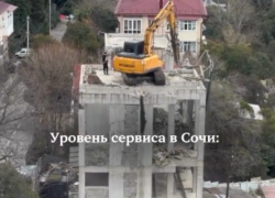 Горожан поразил экскаватор, загнанный на крышу пятиэтажки в Сочи