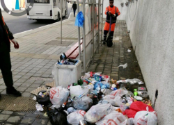 В Сочи автобусные остановки федеральной дороги завалены мусором