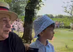 78-летний Евгений Петросян с 4-летним сыном побывал на чаепитии со слонами в Сочи