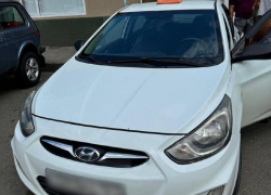 В Сочи сотрудники полиции задержали таксиста-нелегала 