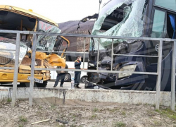 Школьный и экскурсионный автобусы столкнулись на трассе в Сочи