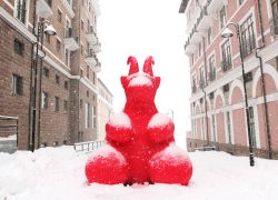 Художник Михаил Цатурян открыл на курорте «Красная Поляна» паблик-арт-объект #SERNA.