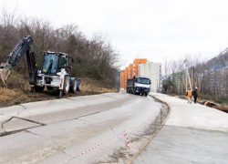  Временную полосу организовали в месте дороги, повреждённой оползнем в Сочи