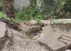  В Сочи оползень разрушил дорогу, пройдя рядом с многоэтажным домом 